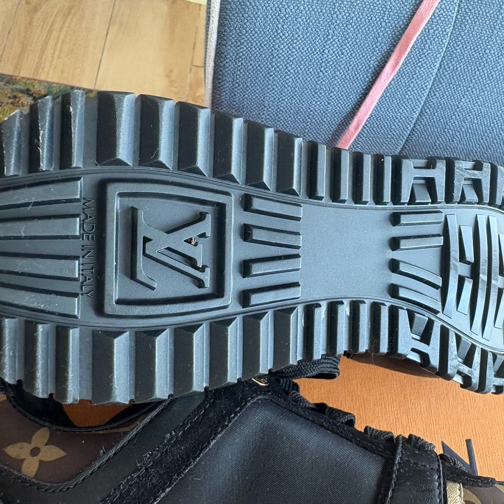 EUC- Iconic Louis Vuitton Runaway model Monogram Sneaker, 7.5 - Picture 11 of 14